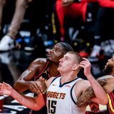 Rien à faire pour Clint Capela (à droite) face à Nikola Jokic... KEYSTONE/EPA/ERIK S. LESSER